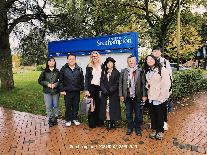 Group photo with Dr. Helen Farr at the University of Southampton